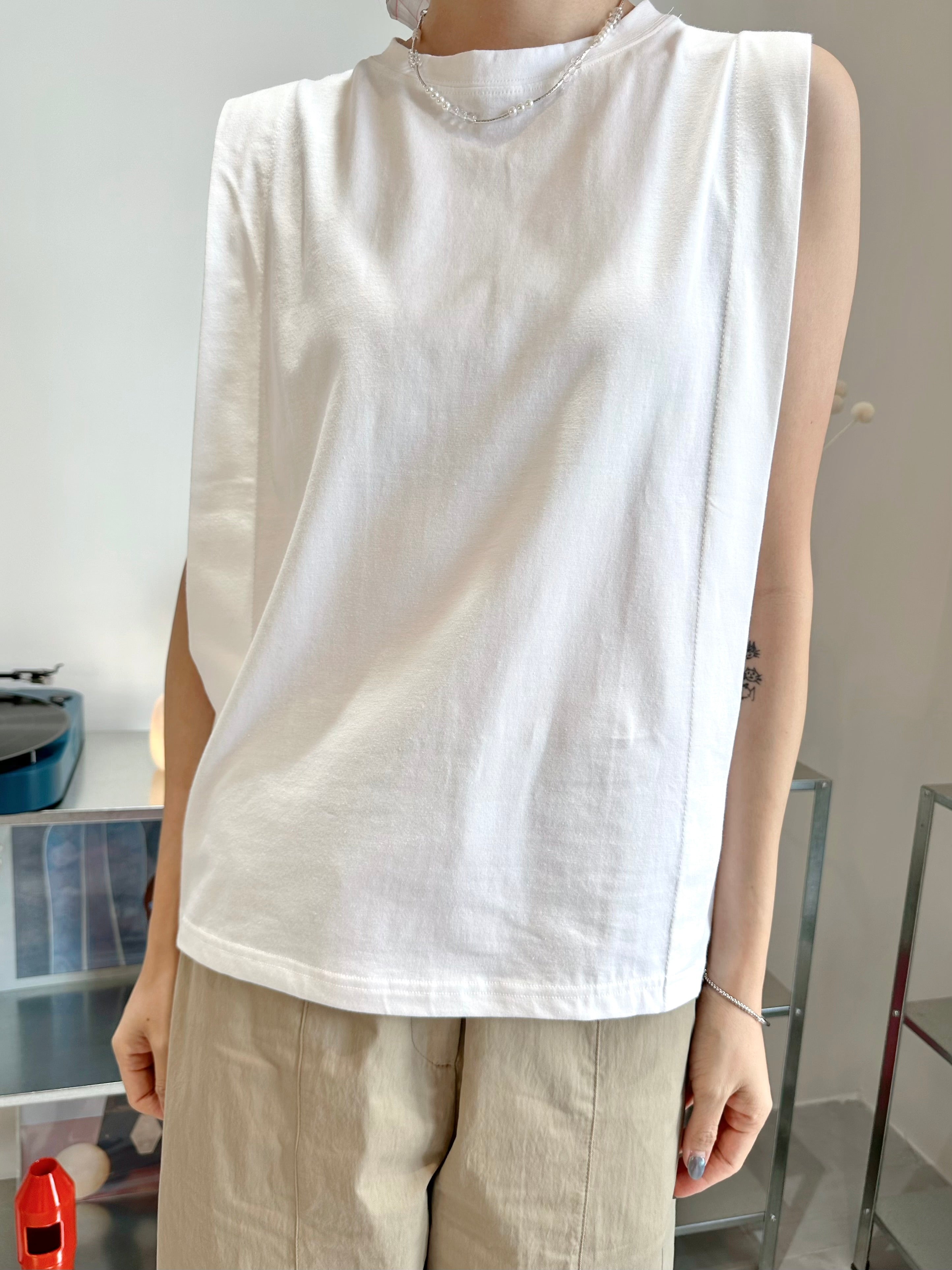 (訂貨:15工作天)兩側摺褶背心/白