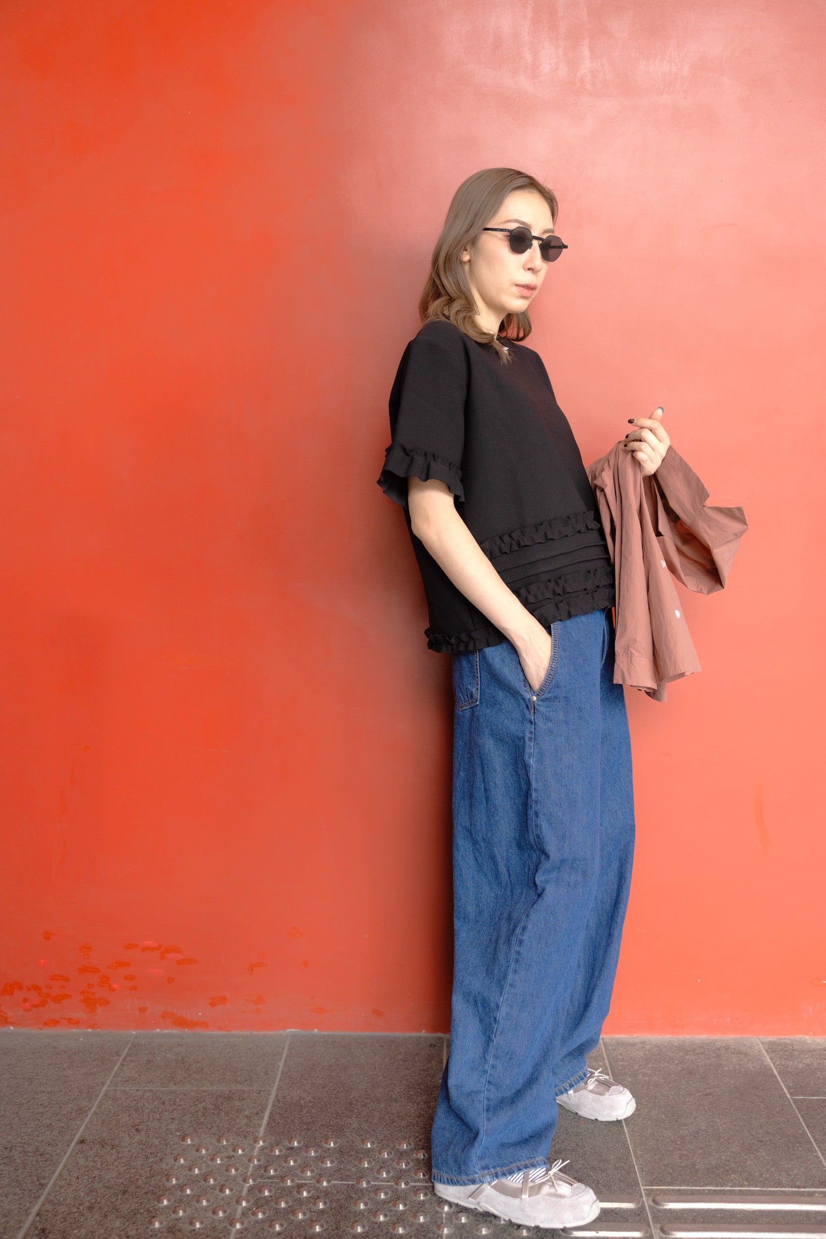 衫腳縮褶邊T-shirt/黑