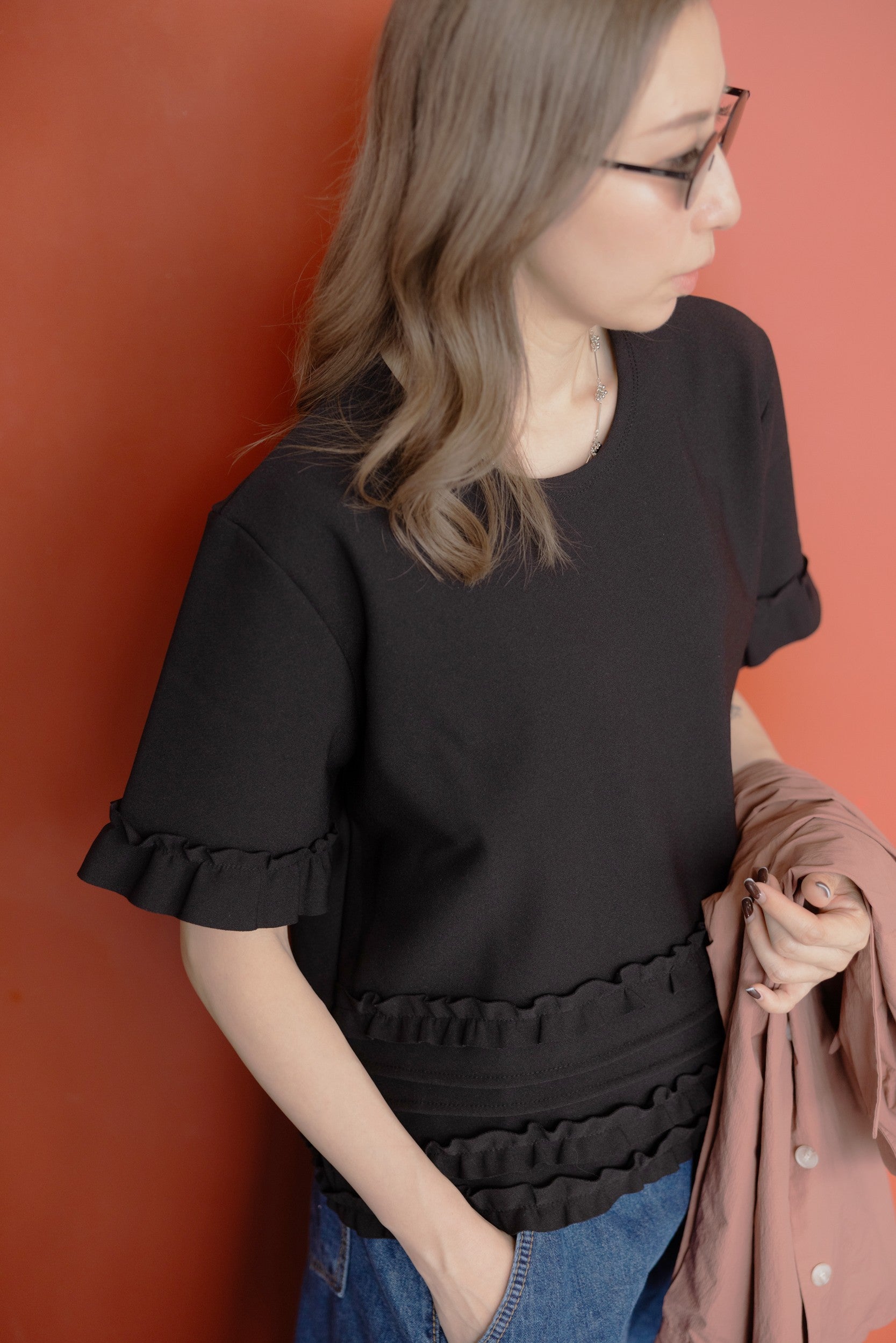 衫腳縮褶邊T-shirt/黑